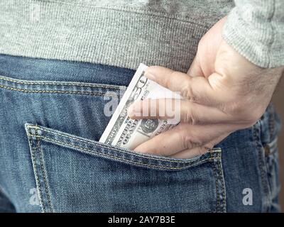 Mettre la main dans la poche de jeans argent Banque D'Images