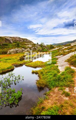 Sur le chemin de montagne les prédicateurs Pulpit Rock au fjord Lysefjord - Norvège Banque D'Images