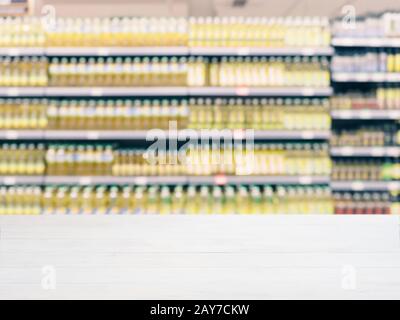 Red Blurred produits sur les étagères de supermarché Banque D'Images