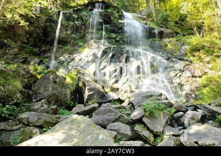 Partie inférieure à la cascade de Zweribach dans la Forêt-Noire de Simonswald, Allemagne Banque D'Images