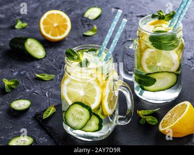 La désintoxication de l'eau avec le concombre, la Menthe et citron Banque D'Images