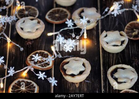 Cupcakes de Noël. Cupcakes De Régime. Bonbons sains. Cupcakes avec un astérisque. Muffins avec confiture.Cupcakes de Noël avec confiture. Cupcake savoureux et sain Banque D'Images