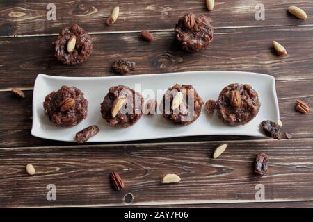 Muffins avec sarrasin et dates. Muffins au chocolat. Bonbons maison, muffins avec noix. Banque D'Images