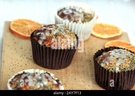 Muffins avec graines de pavot et oranges. Bonbons maison, muffins avec noix. Muffins aux graines de pavot savoureux et sains. Délicieux en-cas à emporter. Banque D'Images