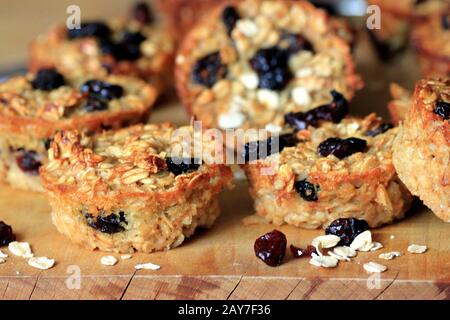 muffins avec flocons d'avoine et fruits secs. petit déjeuner sucré. Bonbons savoureux et faits maison. Pâtisseries maison. Banque D'Images