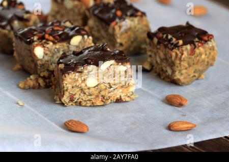 Barre de granola avec beurre d'arachide. Mettre le bâton. Bar maison avec noix et graines.bonbons sains. Barre d'amandes. Banque D'Images