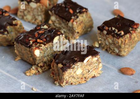 Barre de granola avec beurre d'arachide. Mettre le bâton. Bar maison avec noix et graines.bonbons sains. Barre d'amandes. Banque D'Images