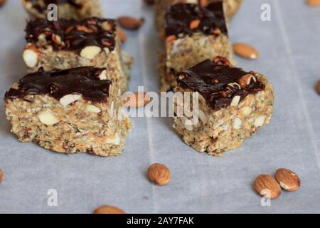 Barre de granola avec beurre d'arachide. Mettre le bâton. Bar maison avec noix et graines.bonbons sains. Barre d'amandes. Banque D'Images