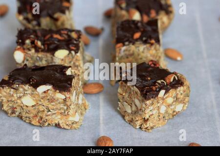 Barre de granola avec beurre d'arachide. Mettre le bâton. Bar maison avec noix et graines.bonbons sains. Barre d'amandes. Banque D'Images