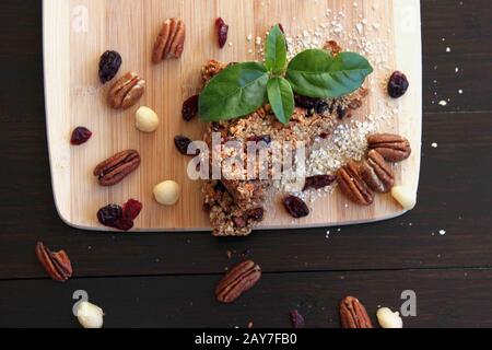 Délicieux bar muesli maison. Barre à céréales et à écrous. Bar à beurre d'arachide. Des bonbons.UN bar muesli délicieux et sain. Une collation saine Banque D'Images