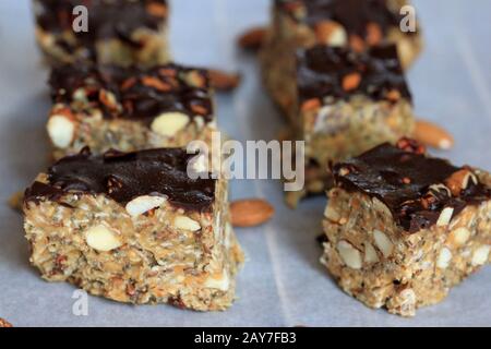 Barre de granola avec beurre d'arachide. Mettre le bâton. Bar maison avec noix et graines.bonbons sains. Barre d'amandes. Banque D'Images