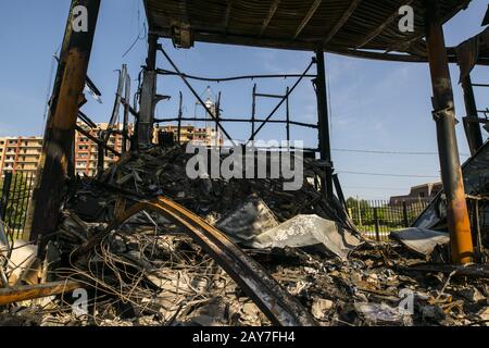 La construction d'un incendie en été Banque D'Images