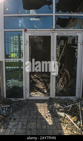 Construction en plastique brûlé avec porte en été Banque D'Images