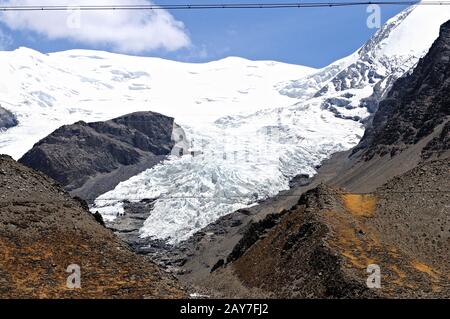 Contreforts du champ de glacier au glacier de Kharola au Tibet en Chine Banque D'Images