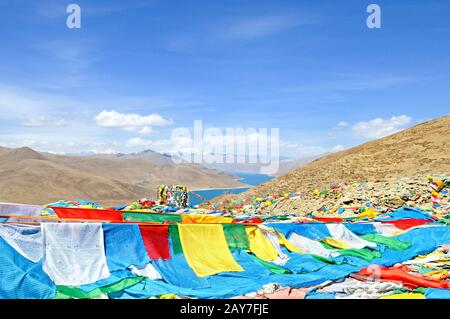 Drapeaux de prière sur le lac Yamdrok et le col Kampa la au Tibet en Chine Banque D'Images