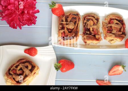 Petits pains aux fraises à la cannelle. Petits pains de levure aux fraises. Pâte à levure. Pâtisseries maison. Une collation savoureuse et saine. Banque D'Images