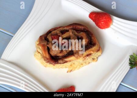 Petits pains aux fraises à la cannelle. Petits pains de levure aux fraises. Pâte à levure. Pâtisseries maison. Une collation savoureuse et saine. Banque D'Images