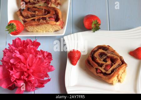 Petits pains aux fraises à la cannelle. Petits pains de levure aux fraises. Pâte à levure. Pâtisseries maison. Une collation savoureuse et saine. Banque D'Images