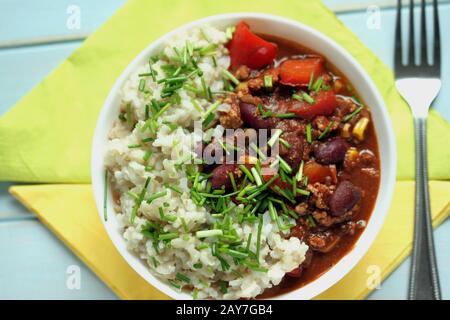 Chili avec viande hachée. Chili con carne. Cuisine mexicaine. Un dîner rapide et chaud. Un repas savoureux et sain. Banque D'Images