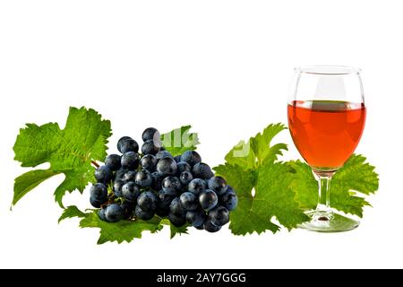 Vin rouge avec des pointes de rouge et le raisin isolated on white Banque D'Images