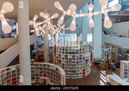 AMSTERDAM PAYS-BAS - 25 AVRIL 2017 : intérieur de la bibliothèque publique centrale le 25 avril 2017 à Amsterdam Pays-Bas Banque D'Images