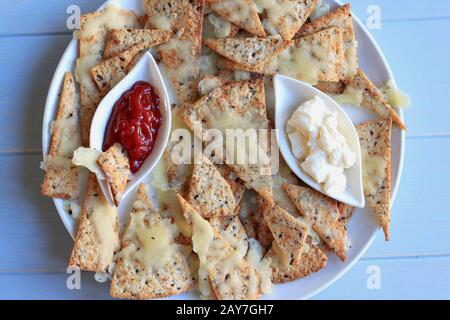 Chips De Tortilla. Chips de fromage maison. Nachos. Une collation savoureuse, faite à la maison et saine. En-cas pour les clients. Banque D'Images