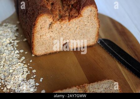 Pain multigrains provenant d'un distributeur automatique. Pain fait maison. Pain de blé entier. Pain sain. Pain avec flocons d'avoine et céréales. Banque D'Images