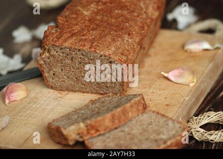 Pain délicat et croquant. Pain sans gluten. Pain croustillant et savoureux. Pain sain. Pain à l'ail et au fromage. Délicieux pain maison. Banque D'Images