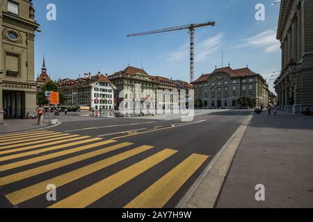 Berne, Suisse - 26 juillet 2019 : vue panoramique sur les places, les rues et les bâtiments de la partie historique de la capitale suisse. Banque D'Images