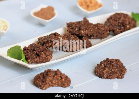 Cookies aux pépites de chocolat avec flocons d'avoine. Petits gâteaux au petit déjeuner, biscuits Au chocolat Maison et en bonne santé. Biscuits au gruau avec chocolat. Banque D'Images