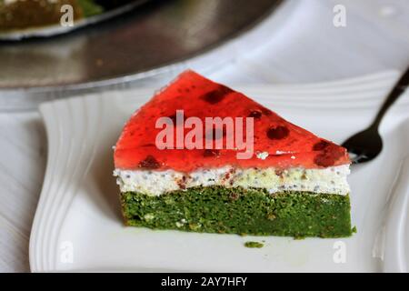 Gâteau au melon d'eau, gâteau aux épinards, crème et gelée. Gâteau délicieux et sain. Gâteau coloré. Gâteau avec copeaux de chocolat. Gâteau à la crème. Banque D'Images