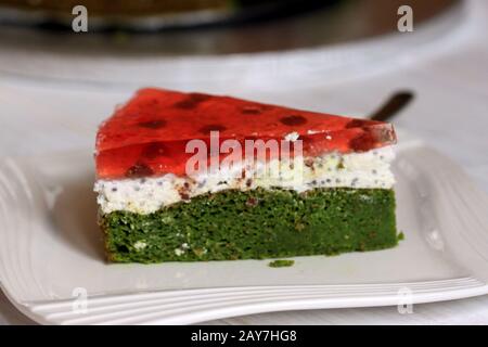 Gâteau au melon d'eau, gâteau aux épinards, crème et gelée. Gâteau délicieux et sain. Gâteau coloré. Gâteau avec copeaux de chocolat. Gâteau à la crème. Banque D'Images