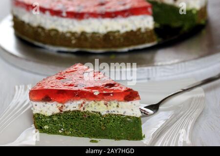 Gâteau au melon d'eau, gâteau aux épinards, crème et gelée. Gâteau délicieux et sain. Gâteau coloré. Gâteau avec copeaux de chocolat. Gâteau à la crème. Banque D'Images