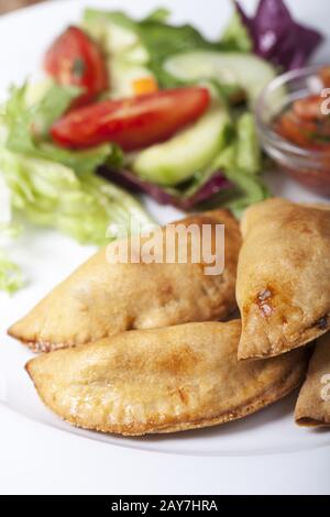 Empanadas faits maison avec de la salsa Banque D'Images