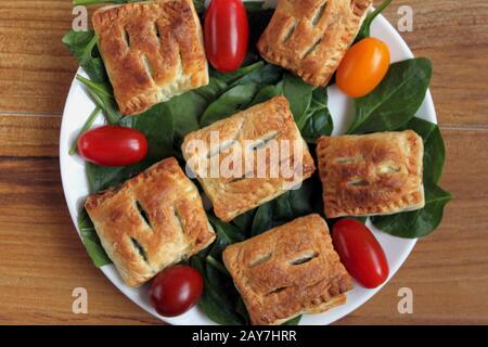 Pâte française aux épinards. Pâte feuilletée farcie. Une collation savoureuse. Pâte feuilletée avec légumes. Banque D'Images