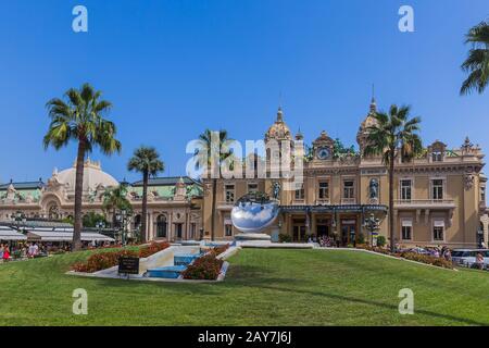 Royaume Monaco - 08 août 2017 : statue et casino Monte-Carlo Banque D'Images