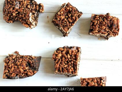 Croquant au chocolat. Cookies aux pépites de chocolat avec riz et chocolat expansé. Caramel maison. Bar fait maison. En-cas maison. Banque D'Images