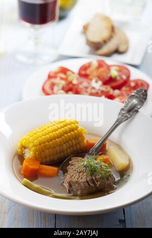 Cazuela chilienne avec salade de tomates Banque D'Images