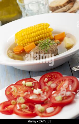 Cazuela chilienne avec salade de tomates Banque D'Images