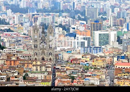 Vue sur la ville de Quito avec église Iglesia de Santa Teresita en Équateur Banque D'Images