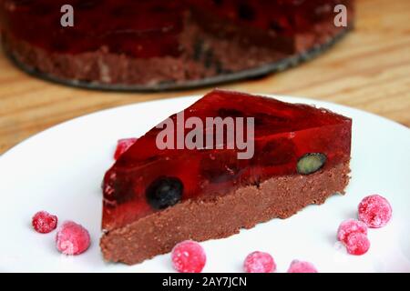 Gâteau de millet maison. Gâteau de gelée. Millet au chocolat avec bleuets. Gâteau sain. Gâteau au chocolat. Gâteau sans cuisson. Pâte froide. Banque D'Images