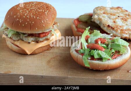 Un délicieux hamburger maison avec viande et légumes.Savoureux UN délicieux hamburger maison avec viande et légumes.Sandwich Savoureux avec légumes Banque D'Images