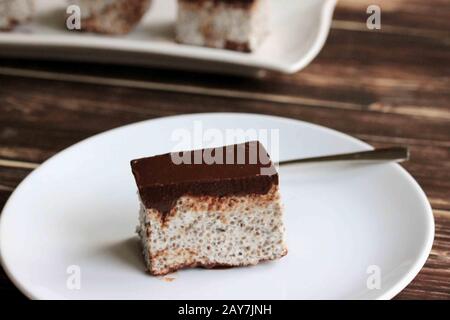 Guimauve maison avec graines de chia. Bonbons sains. Gâteau fait maison, pas de gâteau à la boulangerie. Un gâteau délicat. Lait d'oiseau sain végétalien naturel fait maison Banque D'Images