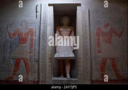 Vieux royaume d'Egypte. 6ème dynastie. Mastaba de Mereruka, Vizier de pharaoh Teti. Statue de Mereruka à fausse porte. Nécropole de Saqqara. Basse Égypte. Banque D'Images