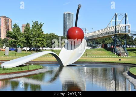 Le Spoonbridge et Cherry au Minneapolis Sculpture Garden, au Minnesota Banque D'Images