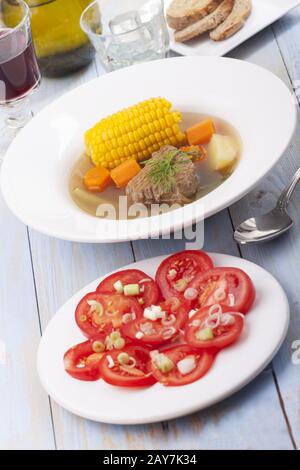 Cazuela chilienne avec salade de tomates Banque D'Images