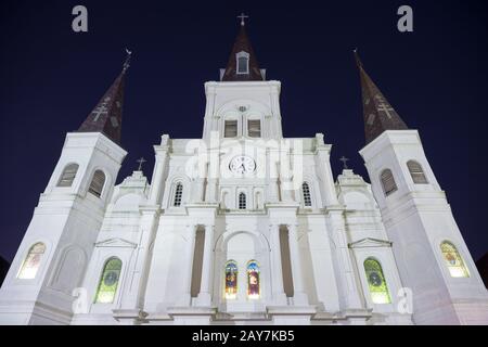 Cathédrale Saint-Louis de la Nouvelle-Orléans, illuminée la nuit. Banque D'Images