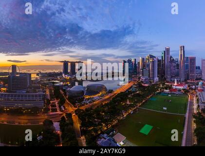 SINGAPOUR - 16 AVRIL : les gratte-ciel de la ville de Singapour et Marina Bay le 16 avril 2016 à Singapour Banque D'Images