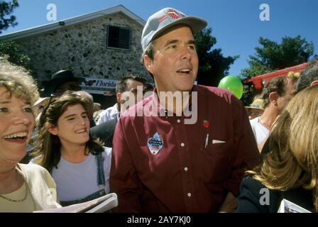 Gov. Floride Jeb Bush au Florida Strawberry Festival en campagne avec son frère, candidat présidentiel Texas Gov. George W. Bush. 12 mars 2000. ©Bob Daemmrich Banque D'Images