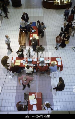 Austin, Texas : les Texans attendent dans la ligne pour voter au bureau de vote dans le centre commercial d'Austin. Novembre 2002 ©Bob Daemmrich Banque D'Images